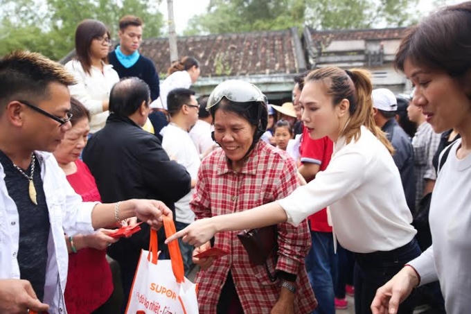 Mỹ Tâm tận tình hương dẫn bà con nhận quà