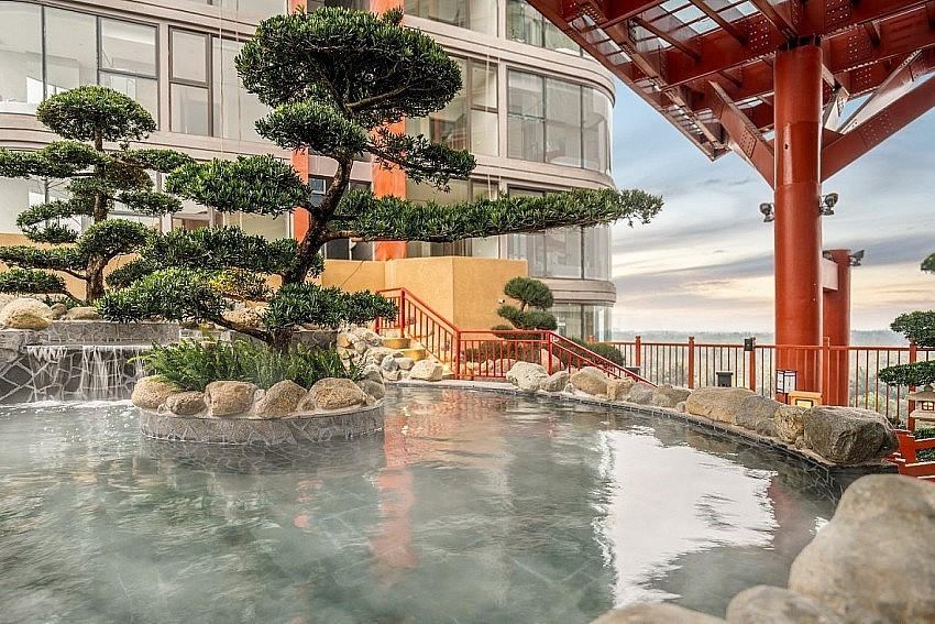 Bể khoáng nóng kiềm không màu tại Mori Onsen phong cách onsen Nhật Bản.