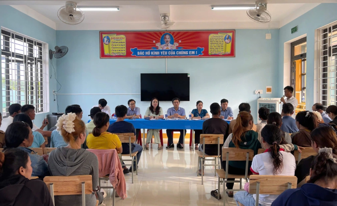 Buổi họp giữa lãnh đạo ngành giáo dục, chính quyền địa phương cùng nhà trường và phụ huynh Trường PTDT bán trú Tiểu học Kim Thủy.