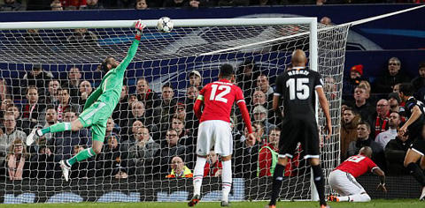 Yedder đánh đầu tung lưới De Gea.