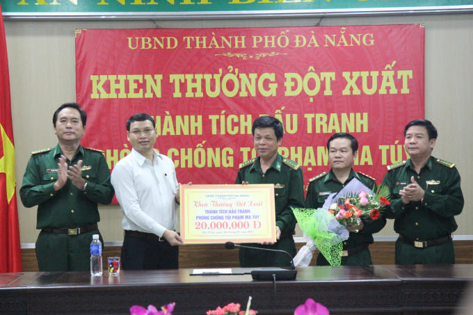 Phó chủ tịch UBND TP Đà Nẵng Hồ Kỳ Minh thay mặt UBND TP đã đến chúc mừng và thưởng “nóng” 20 triệu đồng cho Bộ đội Biên phòng (BĐBP) vì có thành tích xuất sắc trong đấu tranh với tội phạm ma túy. (Ảnh: Vân Trương)