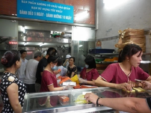 Các nhân viên luôn chân luôn tay phục vụ khách. Ảnh: Như Trường.