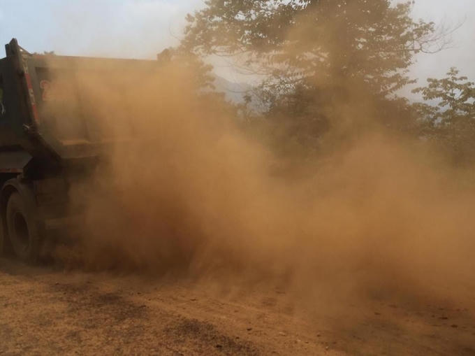 Môi trường sống của người dân ở xã Sơn Thủy (Văn Bàn, Lào Cai) bị ô nhiễm do các xe tải, xe đầu kéo chở quặng gây ra.