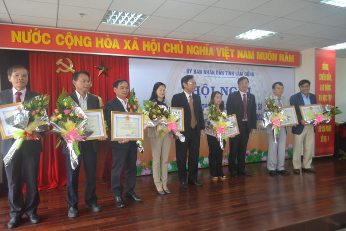 Đơn vị, cá nhân được nhận bằng khen.