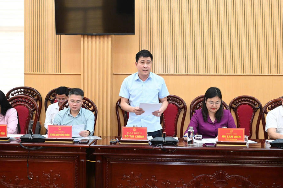 Đại diện lãnh đạo Sở tài chính trình bày báo cáo tóm tắt kết quả thực hiện các Chương trình mục tiêu quốc gia trên địa bàn tỉnh.