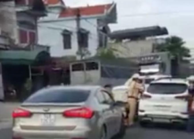 Lực lượng CSGT khống chế nhóm đối tượng điều khiển xe ô tô lạng lách, đánh võng khi bỏ chạy gây nguy hiểm cho người tham gia giao thông.