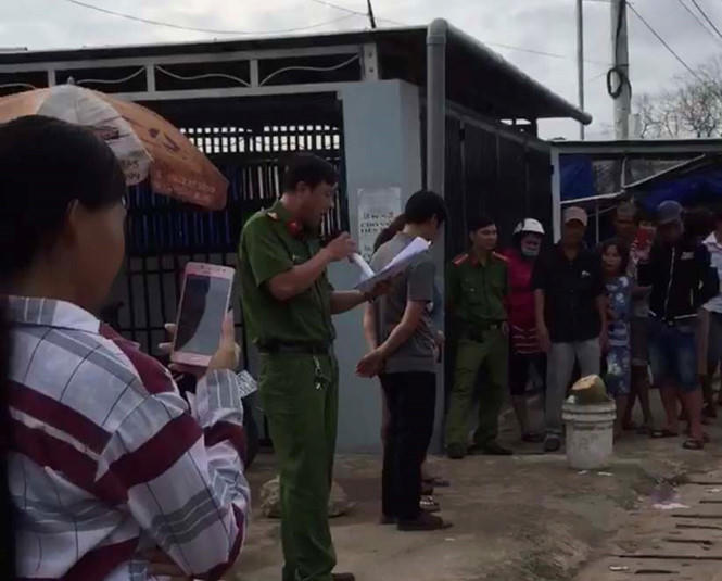 Công an thị trấn Dương Đông, Phú Quốc (Kiên Giang) “bêu tên” những người bị cho là có hành vi mua bán dâm giữa phố.