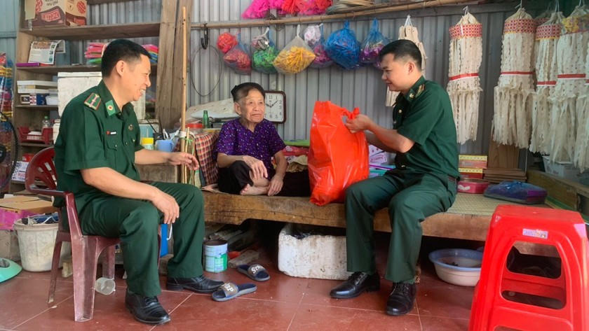 Các chiến sỹ Đồn Biên phòng Ngọc Chung tặng quà cho những hộ dân có hoàn cảnh khó khăn trên địa bàn.