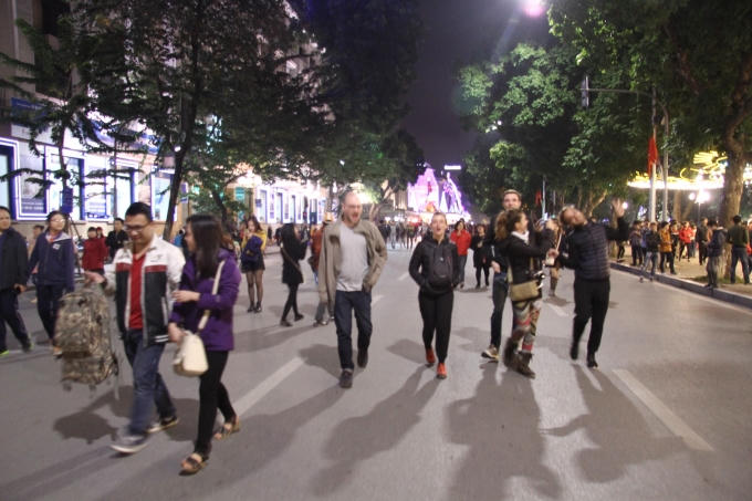 20h50, những người nước ngoài tại Việt Nam hoà cùng vào dòng người chào năm mới 2016 tại Bờ Hồ Hoàn Kiếm.