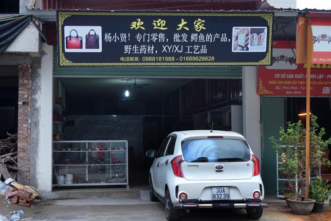 Cửa hàng bán túi xách, dây lưng da... trên con phố sầm uất thuộc xã Hương Mạc.