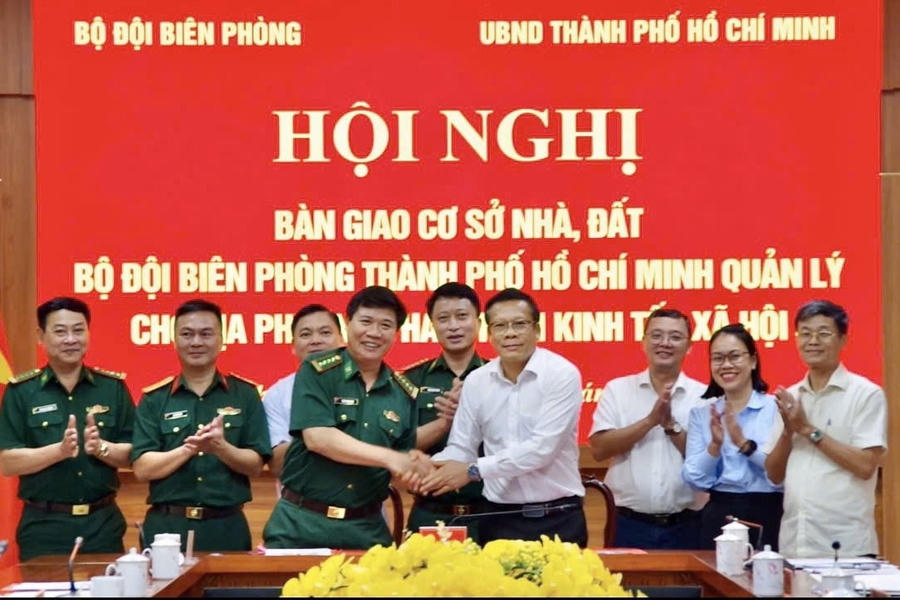 Đại tá Trần Thanh Đức, Thành ủy viên, Chỉ huy trưởng Ban Chỉ huy BĐBP TP. Hồ Chí Minh và ông Nguyễn Thái Sinh, Phó Giám đốc Sở Nông nghiệp & Môi trường TP. Hồ Chí Minh ký nhận biên bản bàn giao, tiếp nhận đất quốc phòng về địa phương quản lý