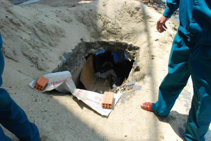 Ống thoát nước cũng để lộ thiên, không che chắn, không đảm bảo an toàn.