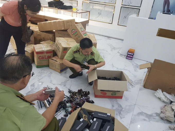 Lực lượng Quản lý thị trường kiểm tra các hàng hóa có dấu hiệu vi phạm (Nguồn: Bộ Công Thương)