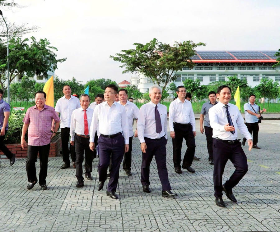 Phó Thủ tướng Lê Thành Long tham quan cơ sở vật chất của Trường Đại học Kiên Giang