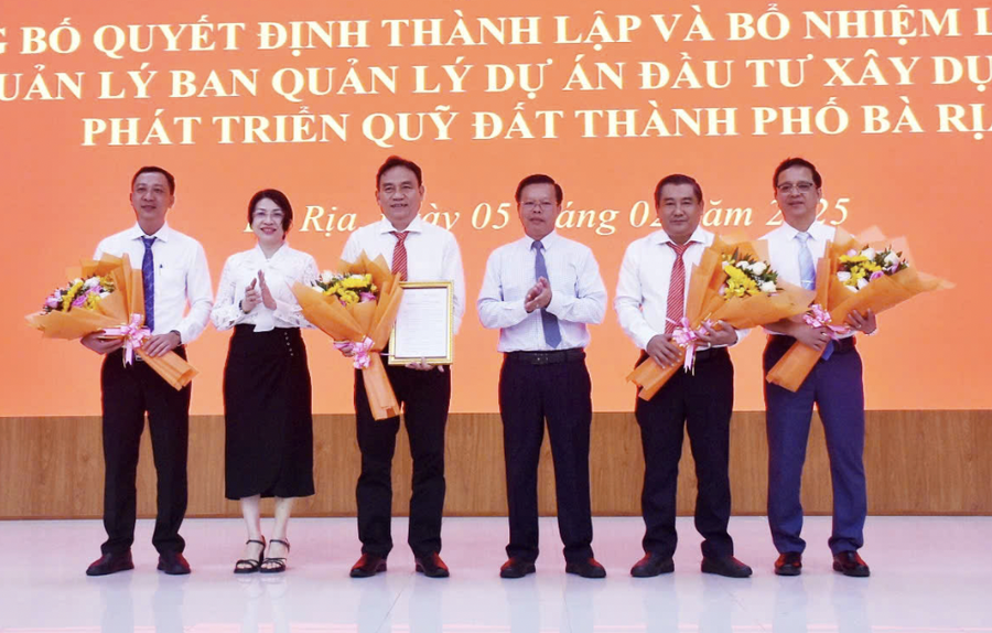 Ông Trần Thanh Dũng, Chủ tịch UBND TP.Bà Rịa trao quyết định, tặng hoa chúc mừng thành lập Ban Quản lý dự án đầu tư xây dựng và Phát triển quỹ đất Bà Rịa. Ảnh: N.Uyên