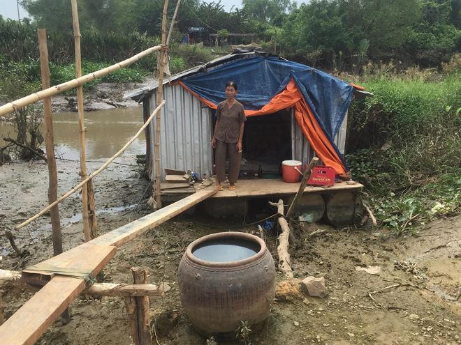 Chiếc bè tồi tàn của người phụ nữ khổ hơn chị Dậu