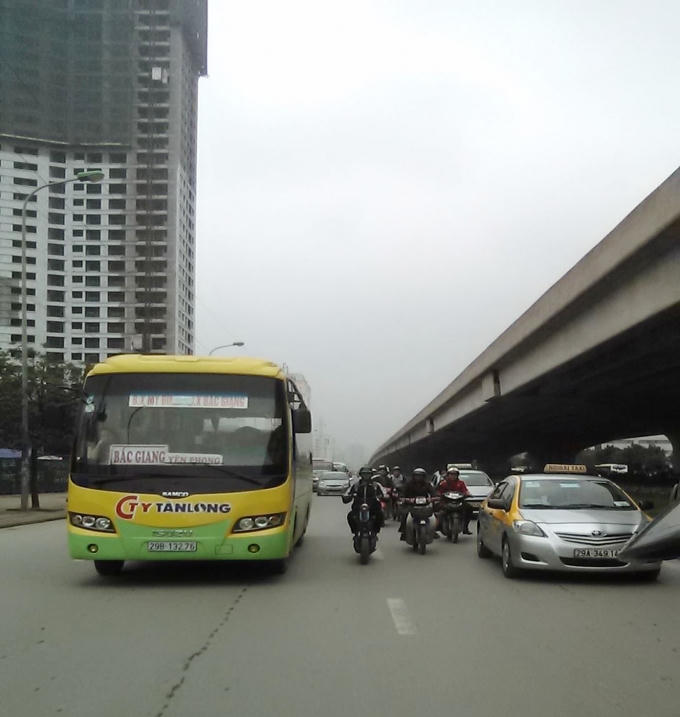 Xe khách chạy trên tuyến Phạm Hùng - Vành đai 3.