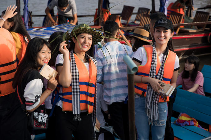 Huyền My, Ngọc H&acirc;n xinh đẹp nổi bật ở khu chợ nổi độc đ&aacute;o ở miền T&acirc;y