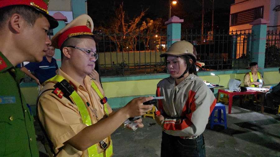 Nồng độ cồn đo được của chị H là 0,103 mg/l khí thở. Với mức này chi H bị phạt từ 2-3 triệu đồng, tước giấy phép lái xe từ 10 đến 12 tháng. Ảnh: Nguyễn Quang.