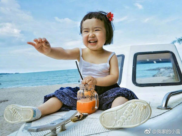 Xuất hiện với đ&ocirc;i m&aacute; ph&iacute;nh, m&aacute;i t&oacute;c ngắn tinh nghịch v&agrave; nụ cười gi&ograve;n tan Tiểu Man khiến kh&ocirc;ng &iacute;t tr&aacute;i tim tan chảy.&nbsp;