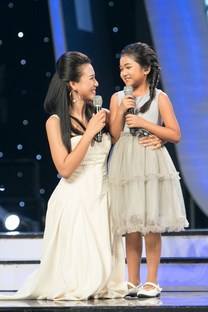 Hoàng Oanh “gục ngã” trên sân khấu sau màn trình diễn xuất sắc