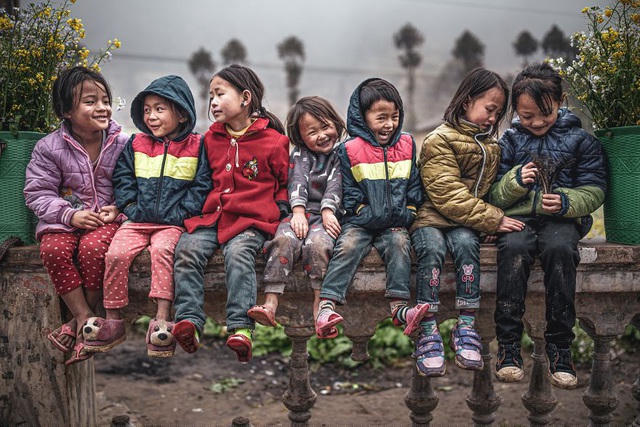 Bức “Fun Kids” (Những đứa trẻ vui vẻ) do nhiếp ảnh gia người Ý @marcotagliarino chụp ở miền núi phía Bắc Việt Nam.