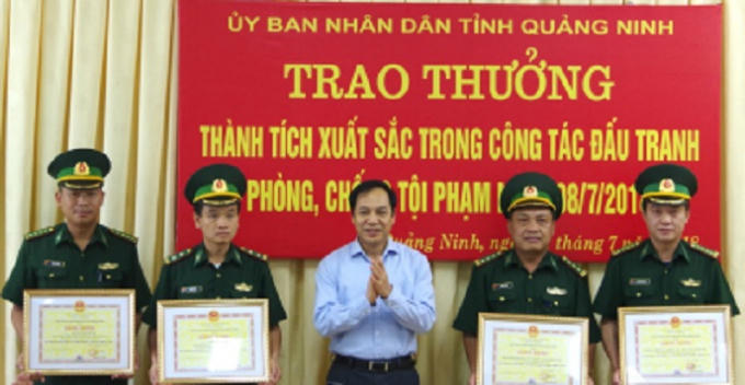 Lãnh đạo tỉnh Quảng Ninh trao Bằng khen cho các cá nhân có thành tích xuất sắc.