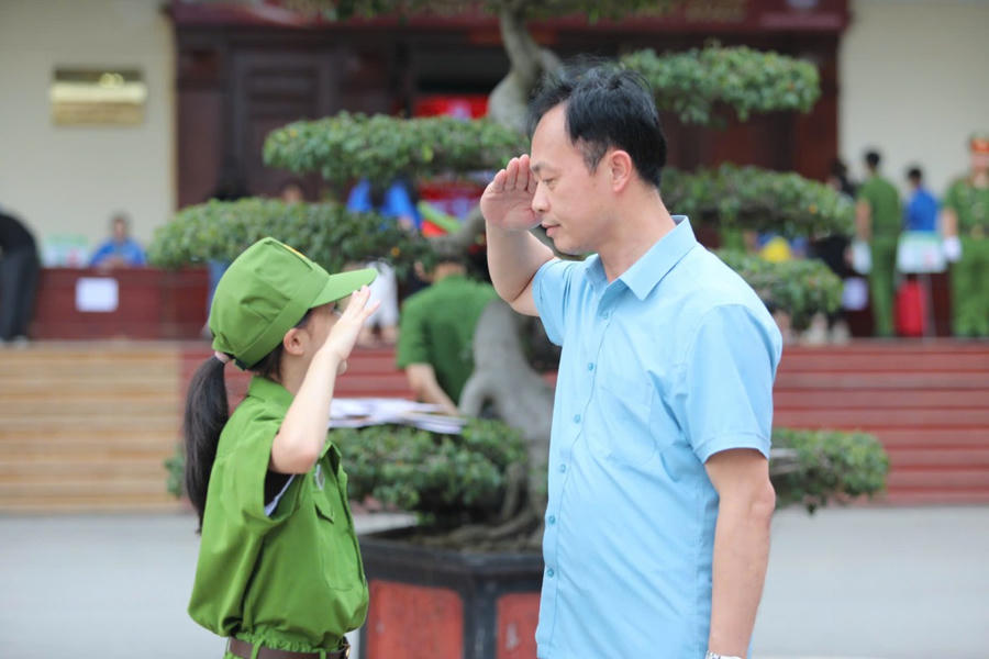 Học viên nhí tập luyện điều lệnh đội ngũ