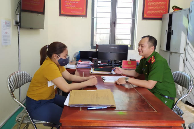 Chị Hương đến Công an xã Thiên Lộc trình báo tài khoản mình có người chuyển nhầm vào hơn 140 triệu đồng để hoàn trả lại. Ảnh: TT