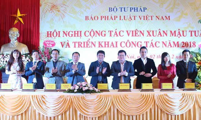 TS. Đào Văn Hội ký kết chương trình Chung tay xóa nghèo pháp luật với các đối tác của Báo.