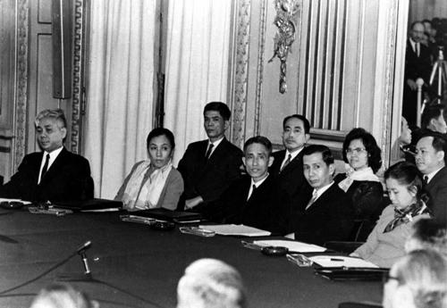 Đoàn đại biểu Mặt trận Dân tộc Giải phóng miền Nam Việt Nam (từ tháng 6/1969 là đoàn đại biểu Chính phủ Cách mạng lâm thời Cộng hòa miền Nam Việt Nam) tham dự phiên khai mạc Hội nghị bốn bên về Hòa bình ở Việt Nam tại Pari ngày 25/1/1969. Ảnh: TTXVN
