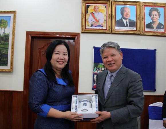 Trao quà lưu niệm cho bà Tổng công tố.