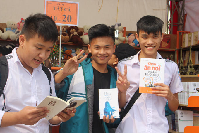 Các bạn nam trường THPT Việt Trì tạo dáng chụp ảnh tại Hội sách.