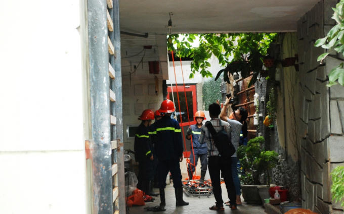 Nơi phát hiện thi thể là mái bằng nhô ra từ tầng hai căn nhà bên cạnh khách sạn M.T.