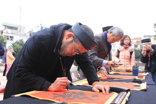 Giá cả bức thư pháp được niêm yết công khai, tránh tình trạng “chặt chém” người xin chữ như một số năm trước đây. (Ảnh: Như Trường)