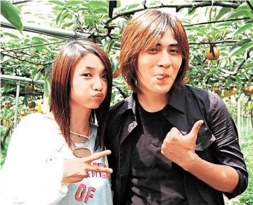 Thời điểm đó, cô và chàng ca sỹ điển trai Châu Du Dân đang yêu nhau. Ảnh: internet.