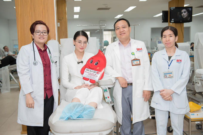 Hoa hậu Phương Khánh đi hiến máu nhân dịp sinh nhật đầy ý nghĩa
