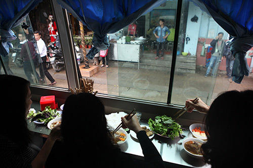 Rất nhiều thực kh&aacute;ch t&igrave;m đến đ&acirc;y ăn nhưng hiện qu&aacute; b&uacute;n chả xe kh&aacute;ch đ&atilde; bị dẹp do vi phạm lấn chiếm l&ograve;ng đường l&agrave;m nơi kinh doanh