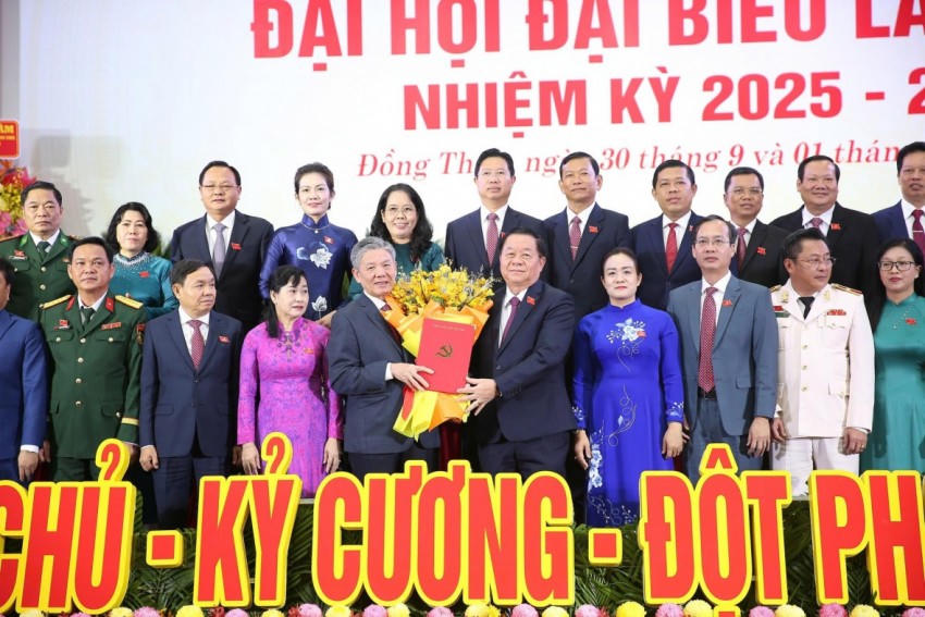 Trưởng Ban Tuyên giáo và Dân vận Trung ương Nguyễn Trọng Nghĩa chúc mừng tân Bí thư Tỉnh ủy Đồng Tháp Ngô Chí Cường - Ảnh: VGP/LS