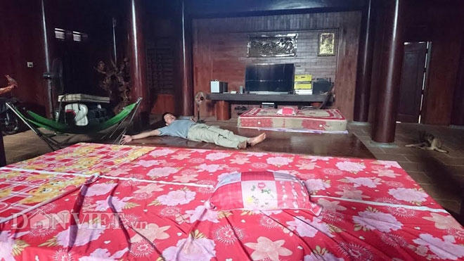 Phóng viên thử nằm trên tấm ván nguyên khối, rất lớn, không rõ gỗ gì.