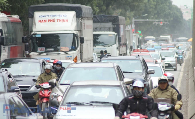 Mặc dù tắc nhưng các phương tiện xe máy vẫn đi lấn sang làn ô tô.