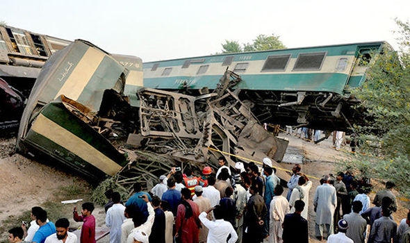 Express dẫn lời giới chức Pakistan cho viết, vụ tai nạn xảy ra khi tàu hỏa thuộc hãng Awan Express đâm vào một tàu chở hàng trên hành trình đi từ Peshawar đến Karrrachi. (Ảnh: Reuters)