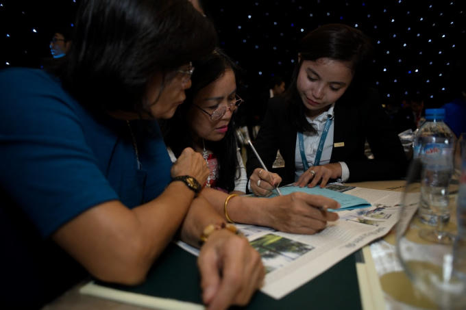 Khách hàng rất hào hứng, chờ đợi trải nghiệm không gian sống tại dự án Zenna Viilas.