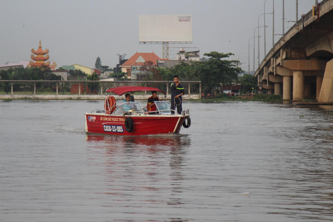 Cứu hộ cứu nạn tìm kiếm thi thể nạn nhân.
