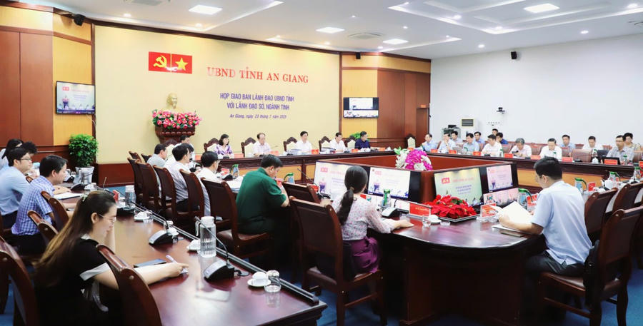 Quang cảnh cuộc họp UBND tỉnh An Giang nghe báo cáo tiến độ triển khai các dự án phục vụ hội nghị APEC 2027