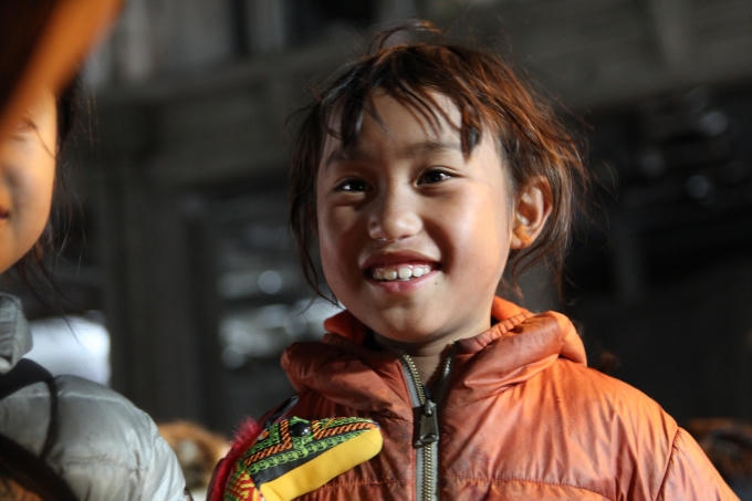 Nụ cười giòn tan của cô bé người dân tộc Mông trong đêm chợ tình