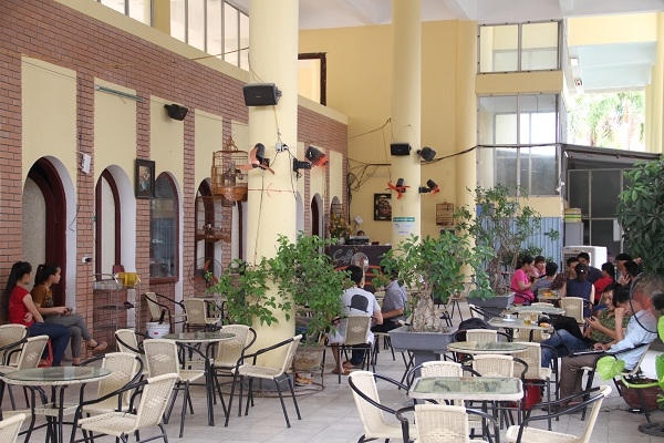 Một phần diện tích được "tận dụng" để mở quán cà phê.