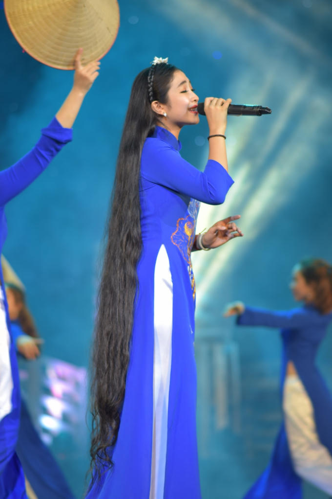 Hồng Minh The Voice Kids ng&agrave;y n&agrave;o giờ ho&aacute; thiếu nữ xinh đẹp trong đ&ecirc;m diễn