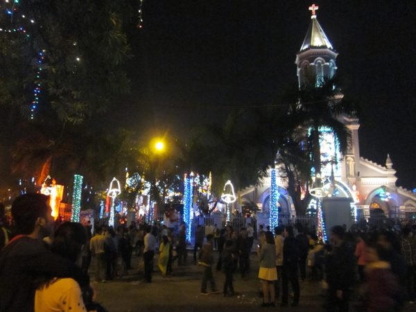 Kh&ocirc;ng kh&iacute; Gi&aacute;ng sinh đ&atilde; tr&agrave;n về khắp mọi nẻo đường