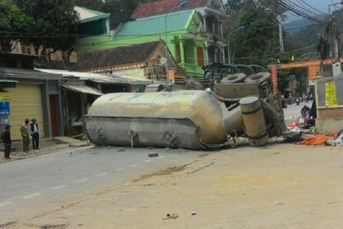 Chiếc xe bồn gây tai nạn chết người và ách tắc giao thông trên tuyến quốc lộ 7 qua thị trấn Mường Xén (ảnh CTV)